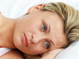 Únava, nedostatek spánku a nedostatečná péče se na citlivém očním okolí rychle
