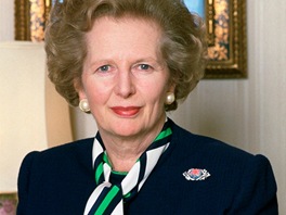 Základ atníku Margaret Thatcherové tvoily kostýmy se zdraznnou linií ramen,...