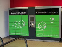 Automat na doručování balíků Kouzelaná almara v obchodním centru Flora.