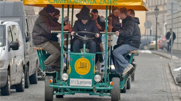 lapohyb je pojzdn restaurace, kterou udruj v pohybu zkaznci lapnm do pedl. 