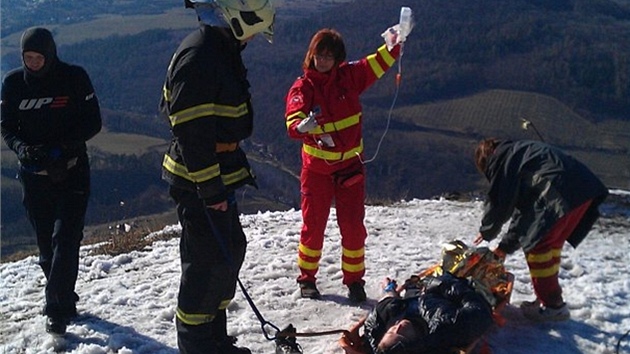 Pro zranného paraglidistu museli hasii slanit a vytáhnout ho na ploinu k