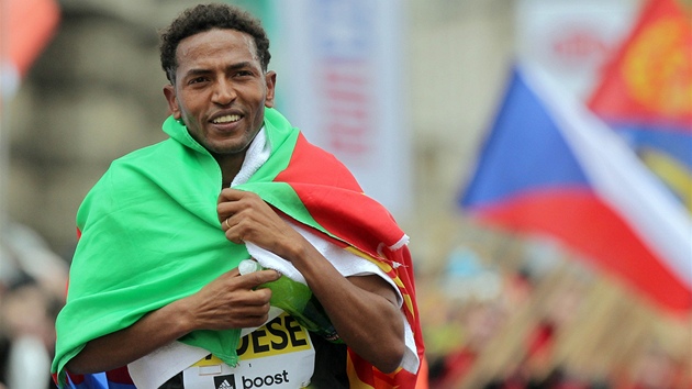 MULTIFUNKČNÍ VLAJKA. Tadesemu posloužila eritrejská vlajka jednak k oslavám, jednak jako zateplovací prostředek v chladném počasí. 