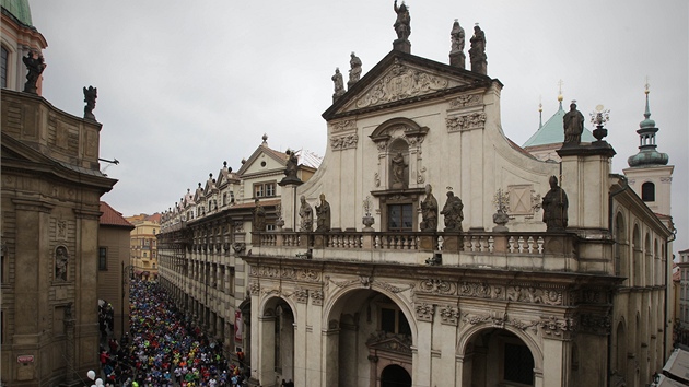 SVĚTCI SHLÍŽEJÍ NA BĚŽCE. Závodníci probíhají asi nejkrásnější částí Pražského půlmaratonu - Křižovnickou ulicí.
