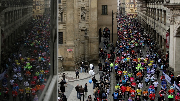 NEKONEN ZSTUP. Bezprostedn po startu kolem sebe astnci Praskho plmaratonu mnoho msta nemli.