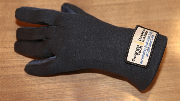 Speciální rukavice, kterou na ministerstvo zdravotnictví přinesli zástupci občanského sdružení Společnost Parkinson, je vyztužena tak, aby navozovala ztuhlost prstů.
