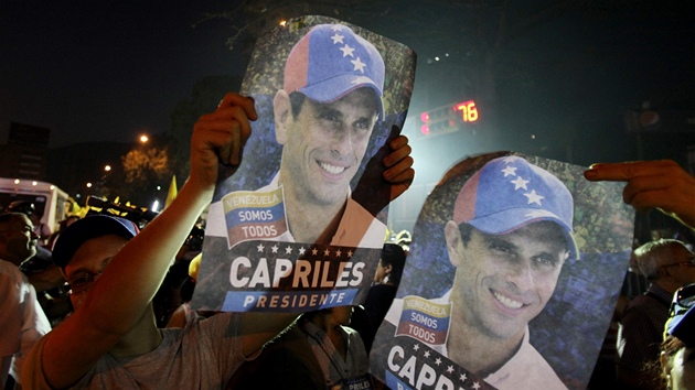 Pznivci opozinho prezidentskho kandidta Henriquea Caprilese mvaj jeho podobiznami (1. dubna 2013)