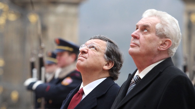 Duben 2013. Prezident Miloš Zeman přivítal na Pražském hradě předsedu Evropské komise José Manuela Barrosoa. Společně vyvěsili na Pražském hradě vlajku Evropské unie.