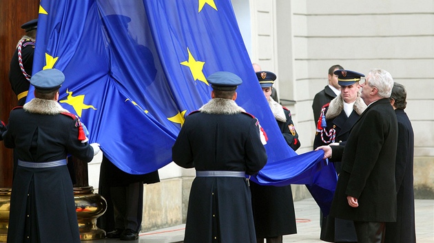 Prezident Miloš Zeman a předseda Evropské komise José Manuel Barroso společně vyvěsili na Pražském hradě vlajku Evropské unie. (3. dubna 2013)