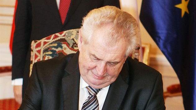 Prezident Miloš Zeman podepsal na Pražském hradě evropský stabilizační mechanismus, takzvaný euroval. (3. dubna 2013)