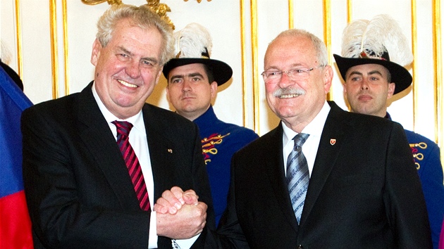Prvn zahranin cesta eskho prezidenta Miloe Zemana vedla tradin na Slovensko. Tam ho pijal jeho prezidentsk protjek Ivan Gaparovi. (4. dubna 2013)