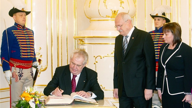 Prezidenta Miloe Zemana doprovzela pi cest na Slovensko manelka Ivana. (4. dubna 2013) 
