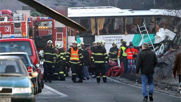 U Rokycan havaroval francouzsk autobus pln dt. (8. dubna 2013)
