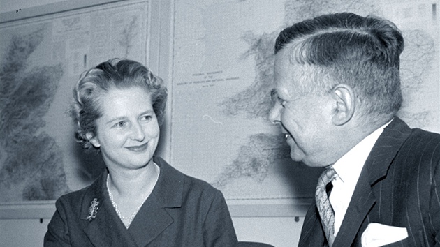 Margaret Thatcherová při rozhovoru s britským ministrem Johnem Boydem Carpenterem (12. října 1961)