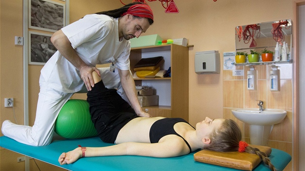 Fyzioterapeut Radek Wiaczka se sna�í ka�dý den rozhýbat ochrnuté t�lo Dominiky