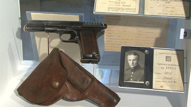 Osobní pistole a doklady nadporučíka Otakara Jaroše 