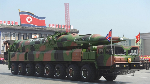 Makety raket Taepodong-1 na pehlídce v Pchongjangu.