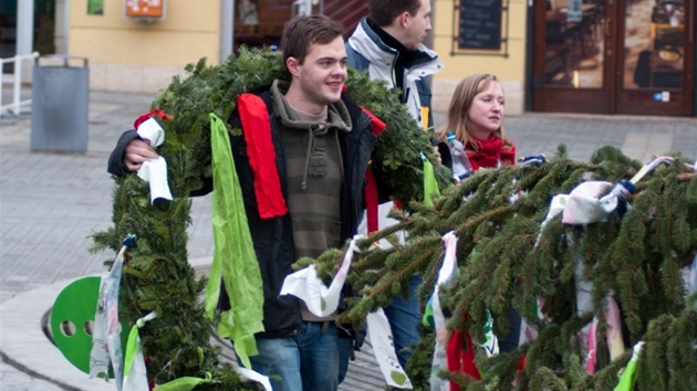 Studenti brněnských vysokých škol vztyčili na náměstí Svobody májku.