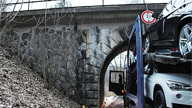 idi nkladnho automobilu vezouc nov "bavorky" pehldl znaku a vmkl se i s nkladem pod pli nzk viadukt.