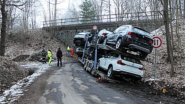 idi nkladnho automobilu vezouc nov "bavorky" pehldl znaku a vmkl se i s nkladem pod pli nzk viadukt.