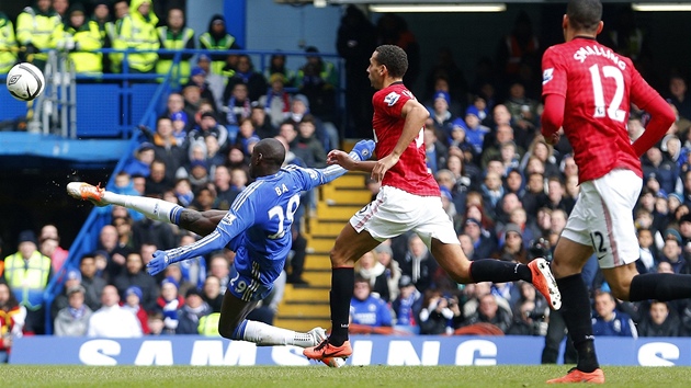 Demba Ba z Chelsea (vlevo) stílí gól do sít Manchesteru United ve tvrfinále