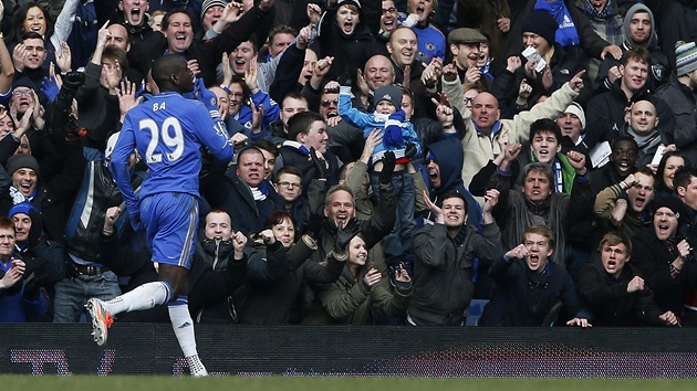 Demba Ba z Chelsea (vlevo) se raduje z glu ve tvrfinle Anglickho pohru proti Manchesteru United.