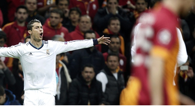Cristiano Ronaldo se raduje z glu v odvet tvrtfinle Ligy mistr na hiti Galatasaray Istanbul.