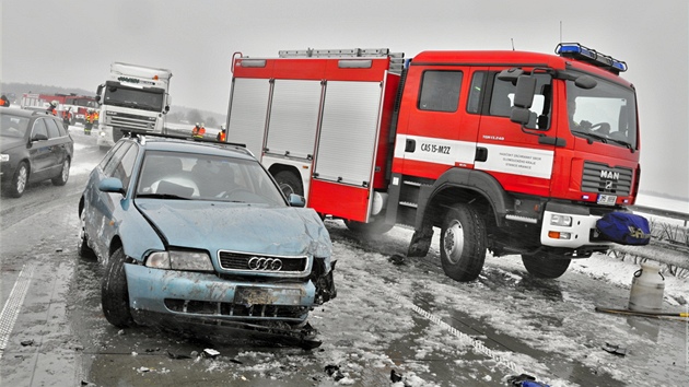 Na vce ne tyi hodiny zablokovala dopravn nehoda osmi aut ve stedu 3. dubna 2013 dlnici D1 mezi Olomouc a Ostravou.