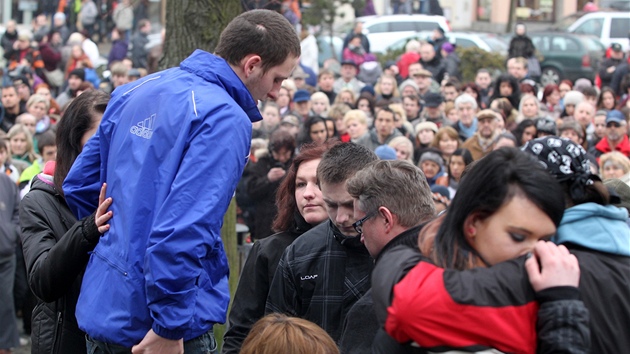 Asi tisícovka lidí na jihlavském Masarykově náměstí zavzpomínala na brutálně zavražděnou patnáctiletou Petru.
