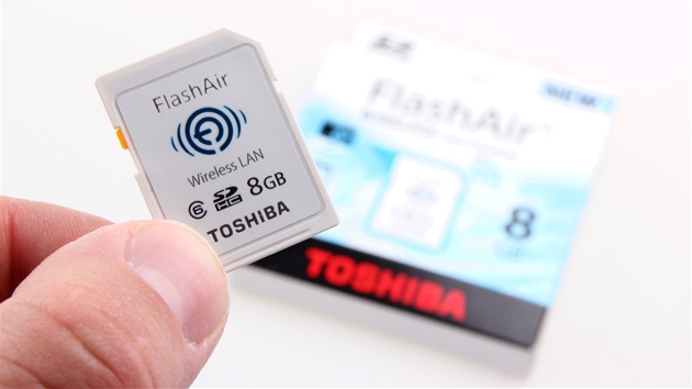 V SD kart Flash Air je mimo 8Gb pamti i wi-fi pístupový bod a HTML server. A