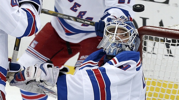 KAM LET. Brank New York Rangers Henrik Lundqvist sleduje puk. 