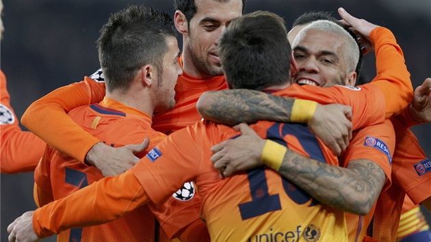 Fotbalisté Barcelony oslavují gól, který právě vstřelili.