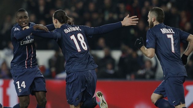 Fotbalist Paris St. Germain se raduj po vstelenm glu.
