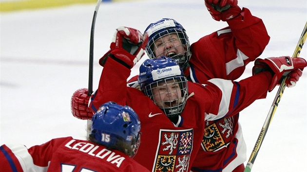esk hokejistka Eva Holeov (uprosted) slav se spoluhrkami Anetou Ldlovou (vlevo) a Dominikou Lskovou gl v zpase se vdskem.