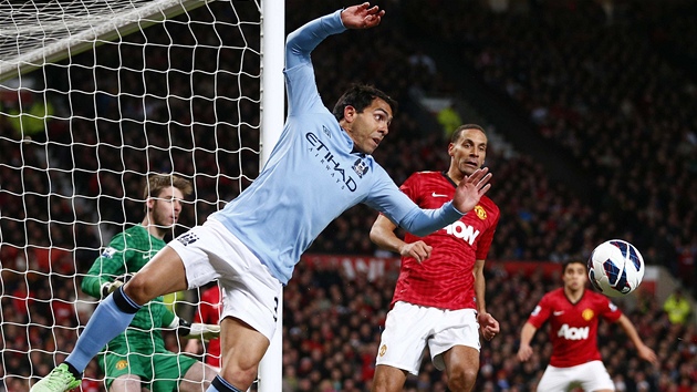 Carlos Tevez  z Manchesteru City v derby s Manchesterem United.