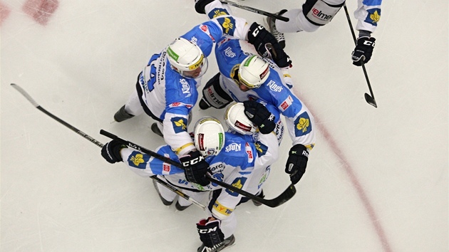 Hokejisté Plzn se radují z úvodního gólu v duelu ve Zlín.