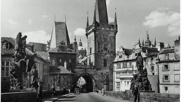 Malostranské mostecké ve s automobilem, kolem 1955