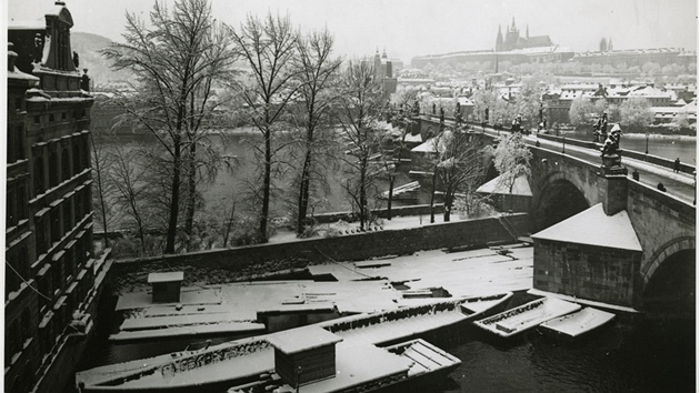 Karlv most s devnými luny v zim, 1959