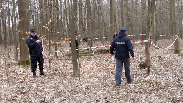 Okol msta, kde byla mina nalezena, policie dopoledne prohledala a uzavela.