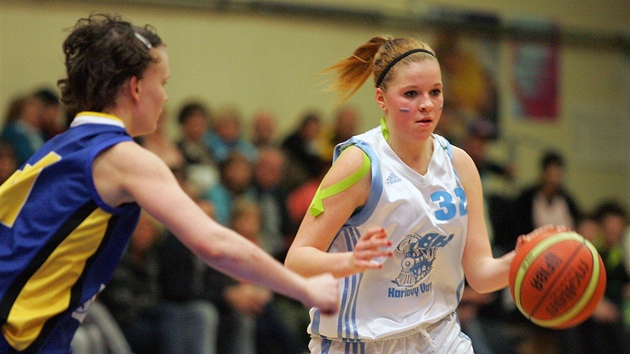 Tereza ermkov, basketbalistka Karlovch Var, v duelu s juniorkou USK Praha. brn ji Dominika Pohunkov (vlevo).