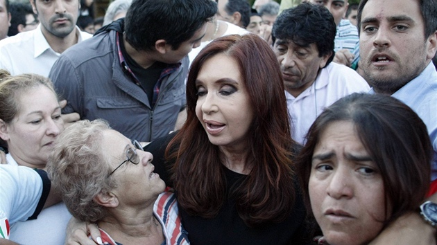 Argentinsk prezidentka Cristina Fernandezov-Kirchnerov pijela do La Platy podpoit obyvatele postien silnmi zplavami. 