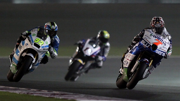 Luk Peek (vlevo) se v kvalifikaci MotoGP na Velkou cenu Kataru dr tsn za Japoncem Hiroim Aoyamou. 