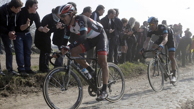 ŠVÝCARSKÝ LUCIFER. Jednorázovému závodu Paříž-Roubaix se kvůli náročnému profilu přezdívá "Peklo severu" a jeho pánem se už potřetí stal Fabian Cancellara z týmu RadioShack. 