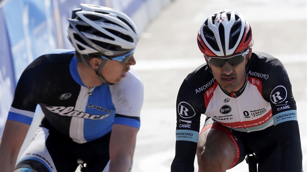 KDO MĚ TO PŘEDJÍŽDÍ? Sep Vanmarcke (vlevo) se ohlíží na Fabiana Cancellaru, který ho přespurtoval v cílové rovince závodu Paříž-Roubaix. 