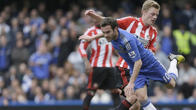 BALETKA. Fotbalista Chelsea Juan Mata se v souboji o m vyhb Sebastianu Larssonovi ze Sunderlandu. 