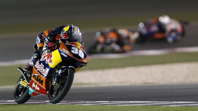panlsk zvodnk Luis Salom si jede pro vtzstv ve Velk cen Kataru v kategorii Moto3, 