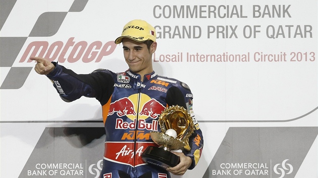 Luis Salom na stupnch vtz pzuje s trofej pro vtze Velk ceny Kataru v kategorii Moto3: 