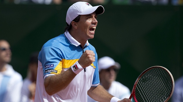 Argentinsk tenista Carlos Berlocq se raduje po vtznm mku proti Gillesi Simonovi v rozhodujcm utkn semifinle Davis Cupu. 