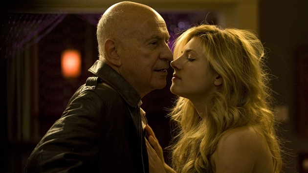 Alan Arkin a Katheryn Winnickov ve filmu Jako za starejch as

