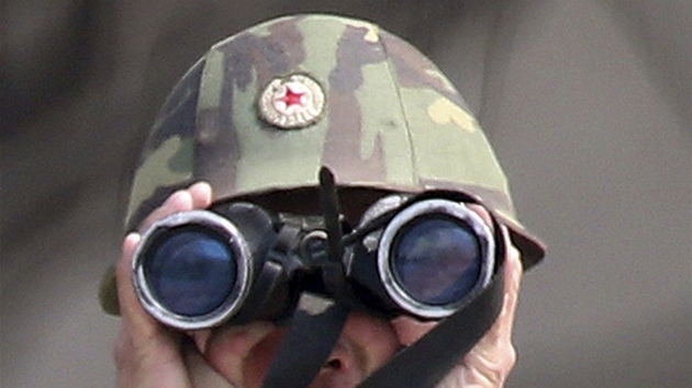 Severokorejsk vojk pozoruje dn na druh stran hranice (5. dubna 2013).