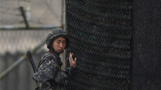 Jihokorejsk vojk nedaleko demilitarizovan zny, je oddluje ob sti poloostrova (5. dubna 2013).